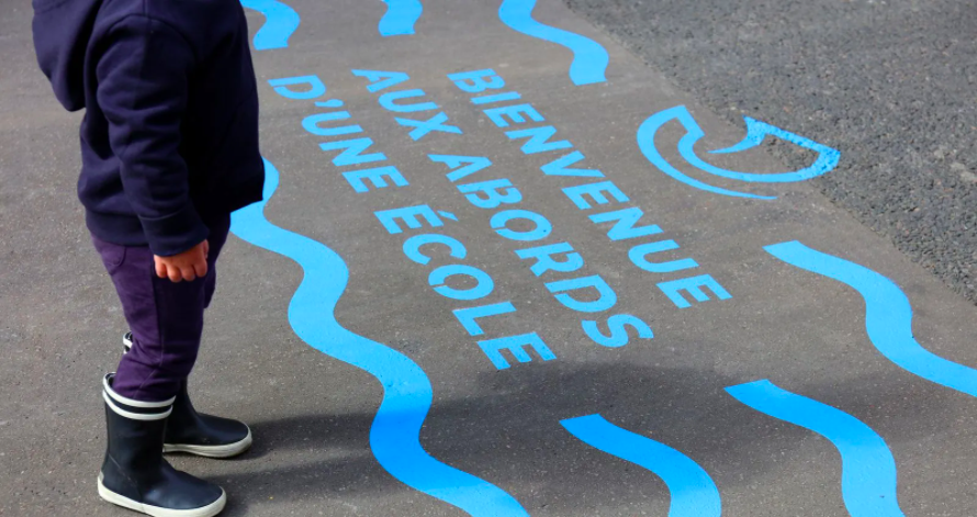 Paris wave-shaped markers of social distancing