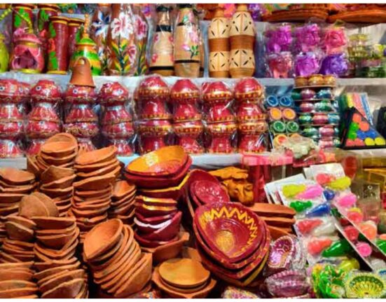 6 Reasons to Buy From Locals on Diwali 2024