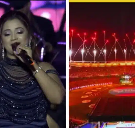 Shreya Ghoshal sung Maa Tujhhe Salaam at IPL opening ceremony