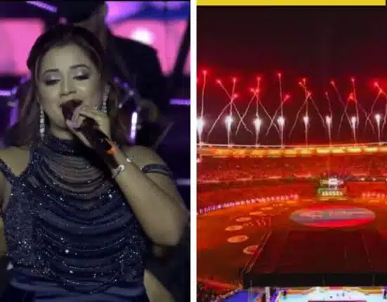 Shreya Ghoshal sung Maa Tujhhe Salaam at IPL opening ceremony