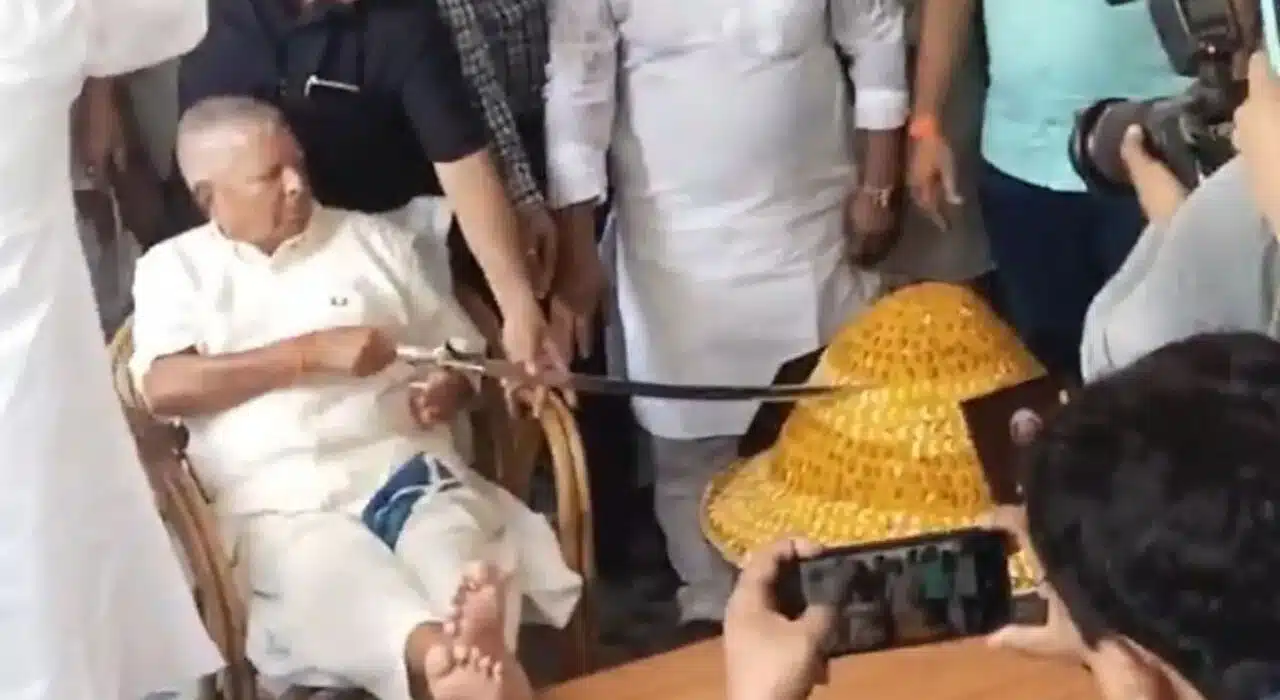 Lalu Prasad Yadav celebrate 78th Birthday with big 78-kg laddoo cake