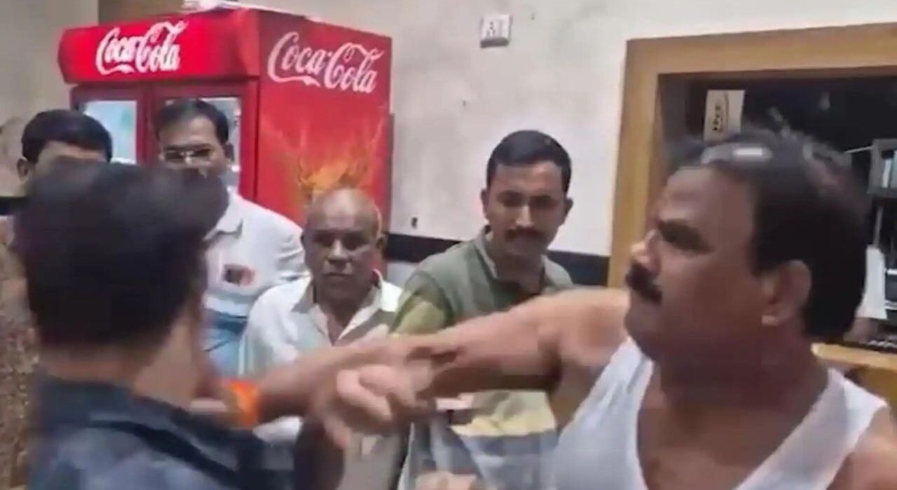 MLA Sanjay Gaikwad Punches Canteen Operator Over Dal quality, Violent in Shiv Sena Style