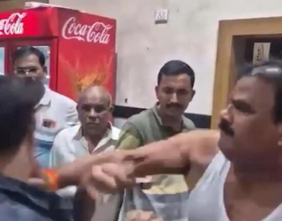 MLA Sanjay Gaikwad Punches Canteen Operator Over Dal quality, Violent in Shiv Sena Style