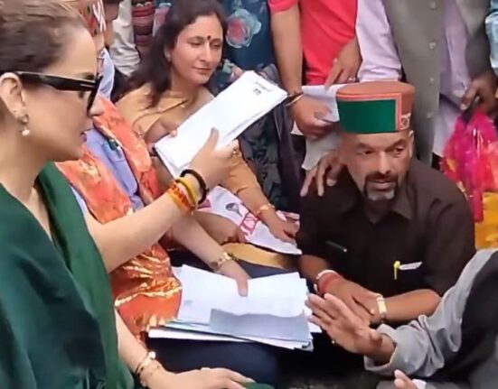 People Slams Kangana Ranaut Over Arrogant Behavior towards 80-year-old man Sits At Her Feet in Grievance Redressal Meet