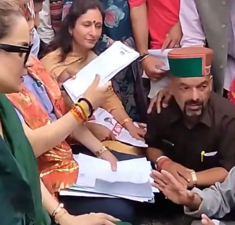People Slams Kangana Ranaut Over Arrogant Behavior towards 80-year-old man Sits At Her Feet in Grievance Redressal Meet
