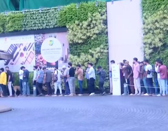 Big queue for iPhone 17 at Bandra Apple Store Mumbai