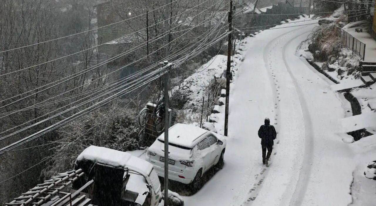 Kashmir Snowfall Disrupts Traffic: NH-44, Mughal Road Shut Amid Strong Winds
