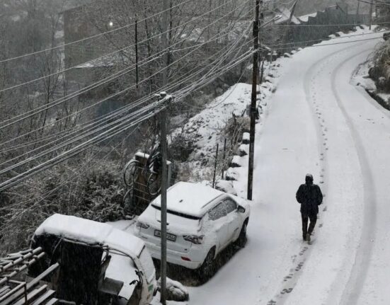 Kashmir Snowfall Disrupts Traffic: NH-44, Mughal Road Shut Amid Strong Winds