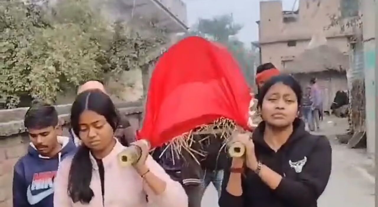 Orphaned Sisters Carry Mother's Bier Alone in Bihar Village