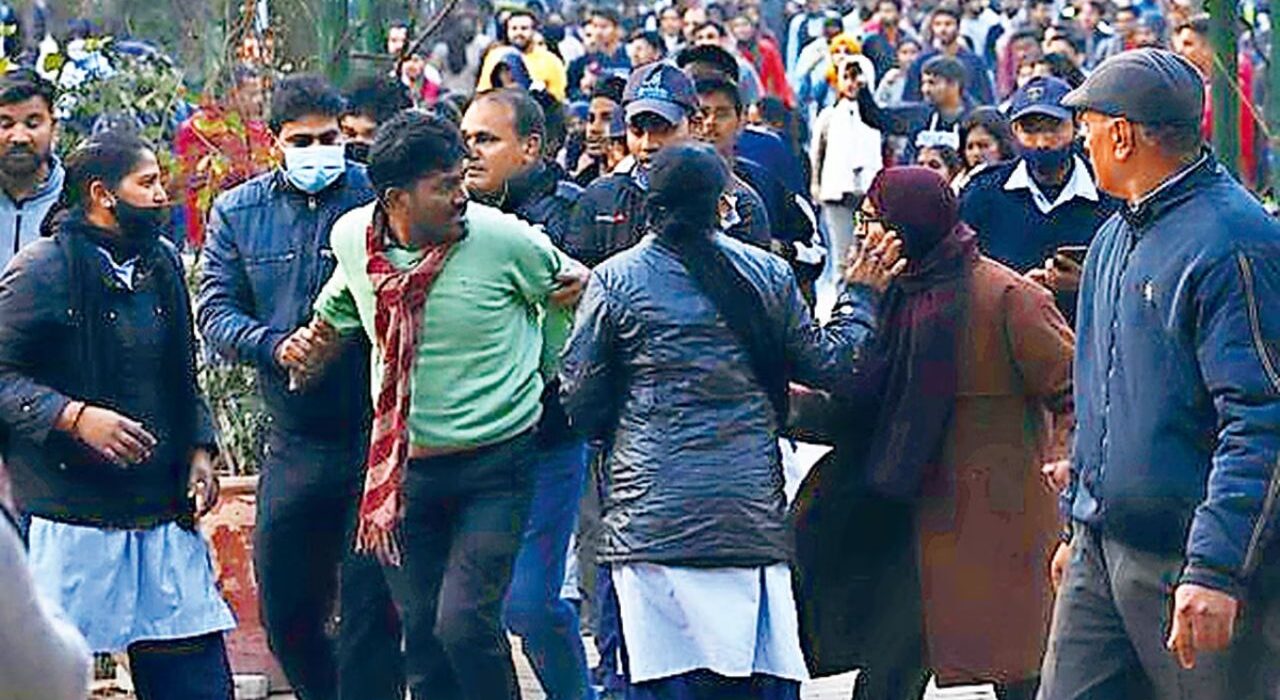 Midnight Fight at Delhi University: UGC Law Triggers Student Protests, Beat Female YouTuber