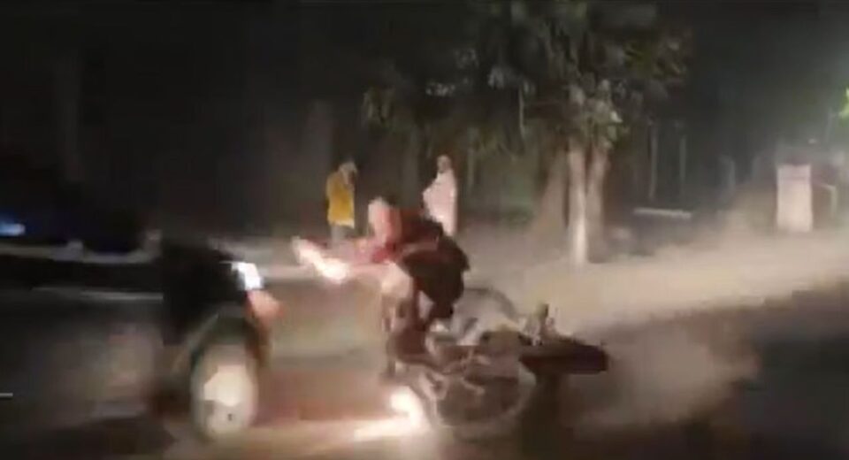 Motorcyclist Narrowly Escapes SUV After Skidding on Etawah Road Gravel