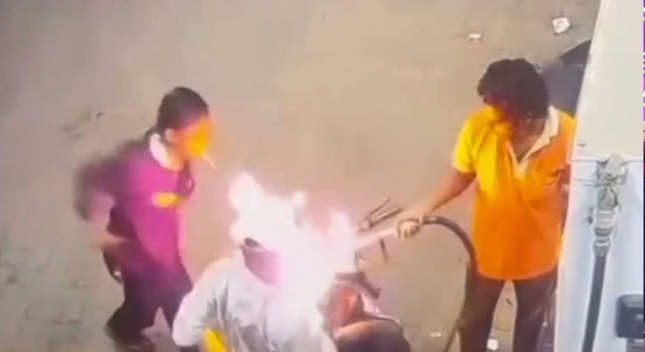 Raipur Petrol Pump Shocking News: Girl Throws Lighter Into Fuel Tank, Set fire on Motorcycle