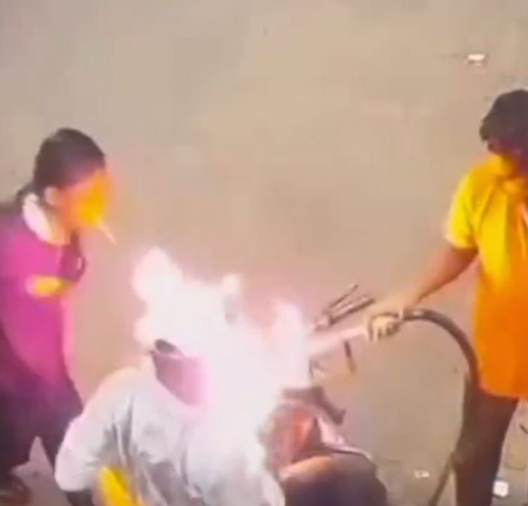 Raipur Petrol Pump Shocking News: Girl Throws Lighter Into Fuel Tank, Set fire on Motorcycle