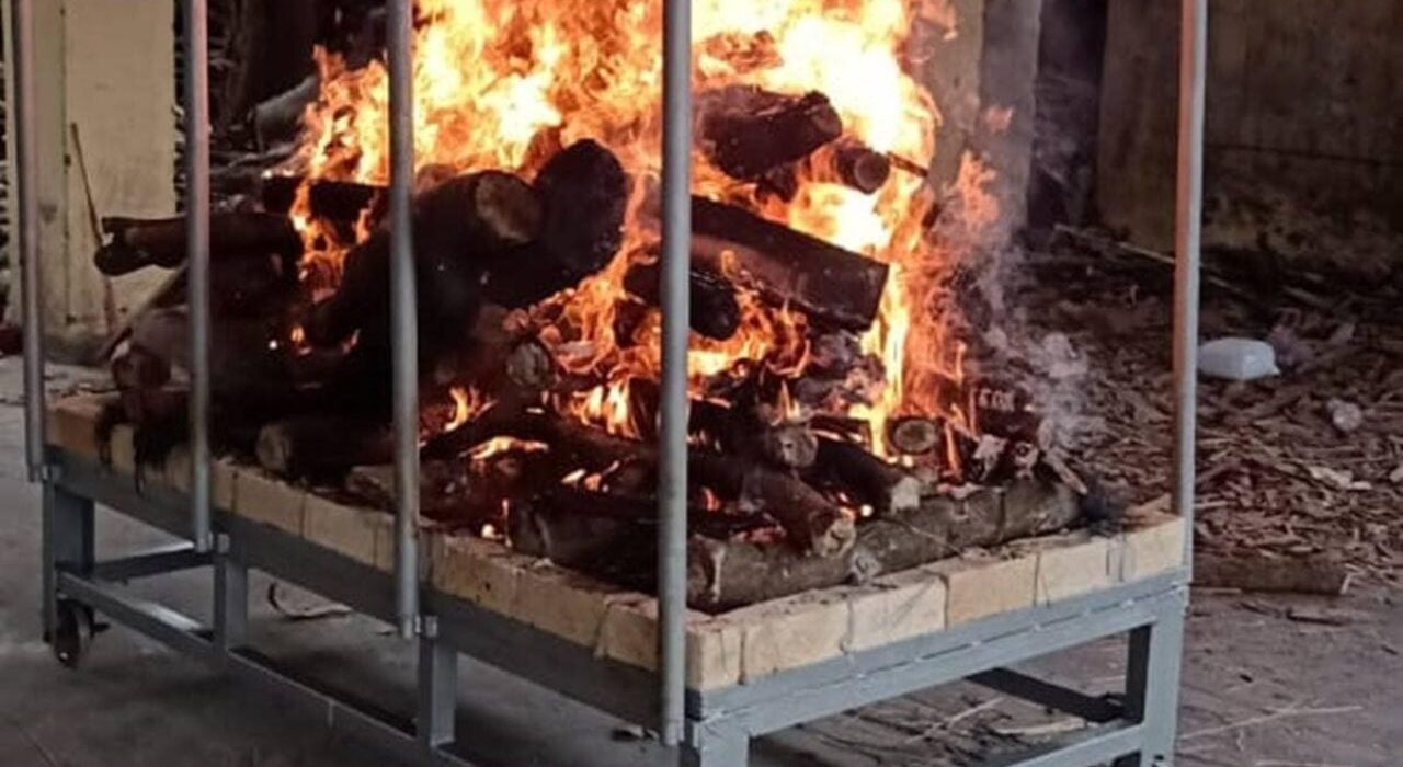 Bihar Agents Sell Cremation Charcoal to Patna Eateries for Cooking