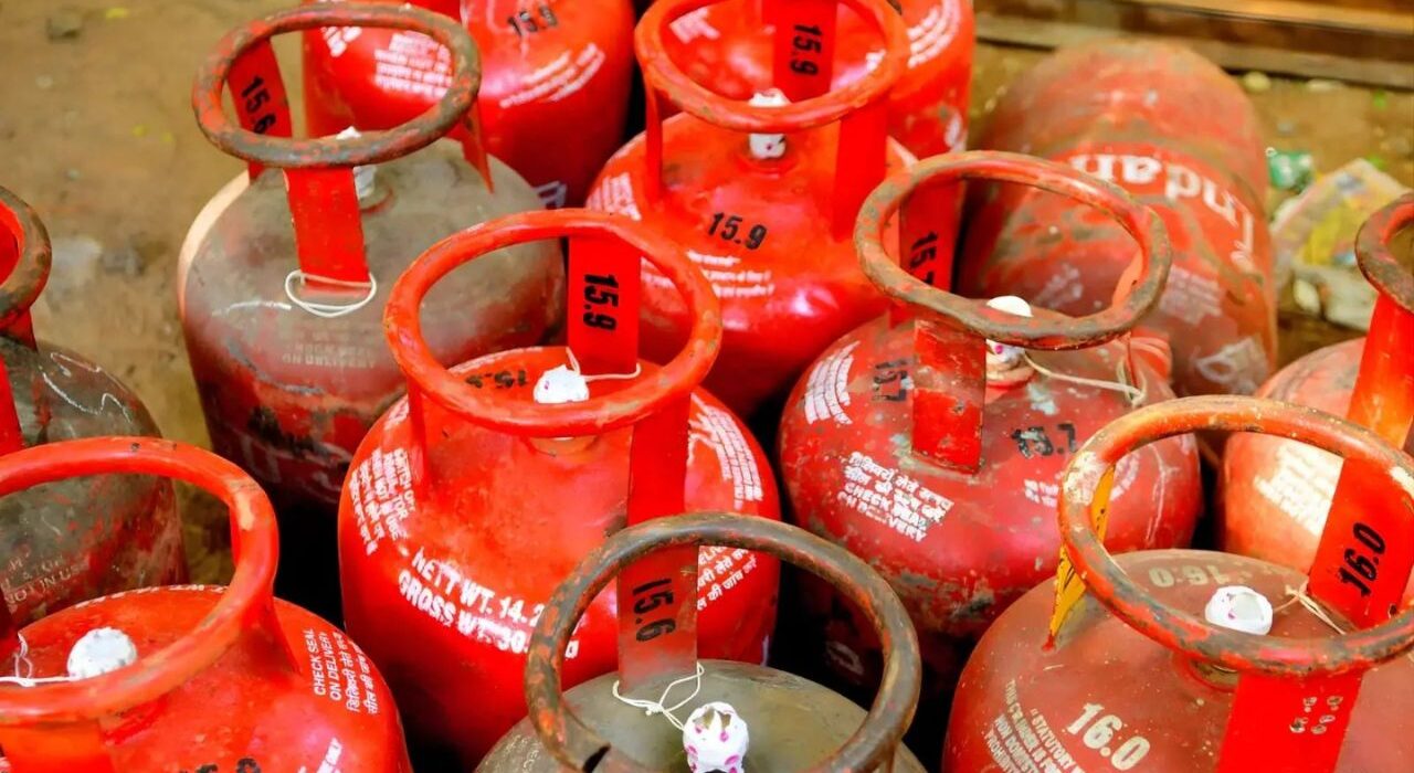 India LPG Shortage Sparks Misinformation on 'Water-Filled' Cylinders