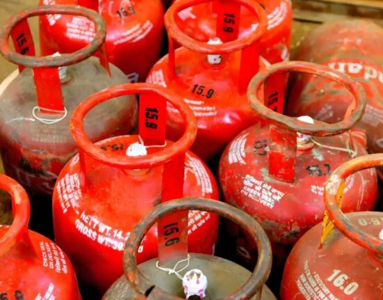India LPG Shortage Sparks Misinformation on 'Water-Filled' Cylinders