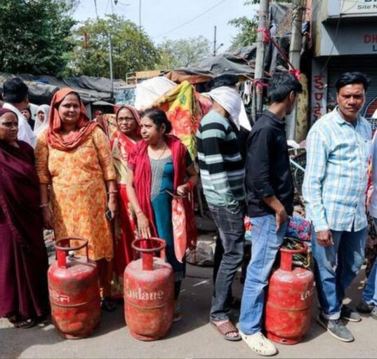 LPG Shortage Panic in Delhi Triggers Migrant Workers’ Mass Return to Home Towns