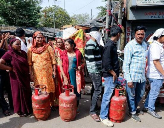 LPG Shortage Panic in Delhi Triggers Migrant Workers’ Mass Return to Home Towns