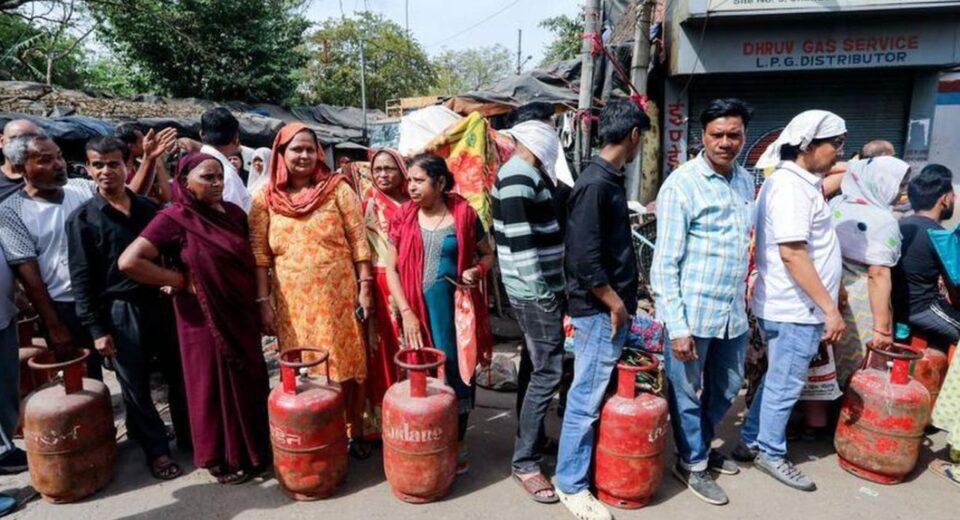 LPG Shortage Panic in Delhi Triggers Migrant Workers’ Mass Return to Home Towns