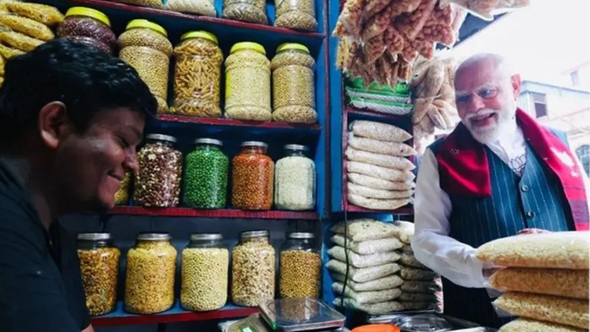 Modi Stops for Jhalmuri at Bengal Roadside Stall After Rallies