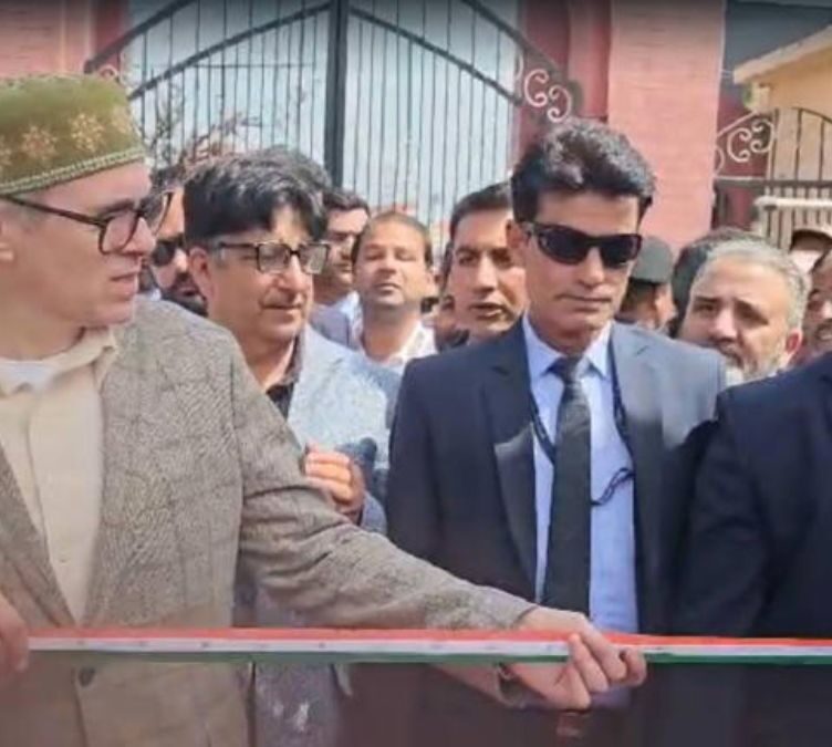 Omar Abdullah Unties Tricolour Ribbon to Respect Flag at Srinagar Event