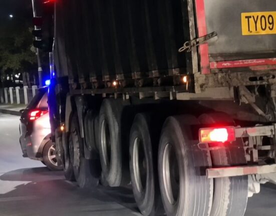 Hyva Truck Dragged the Car for 200 Meters on Palasuni Bridge