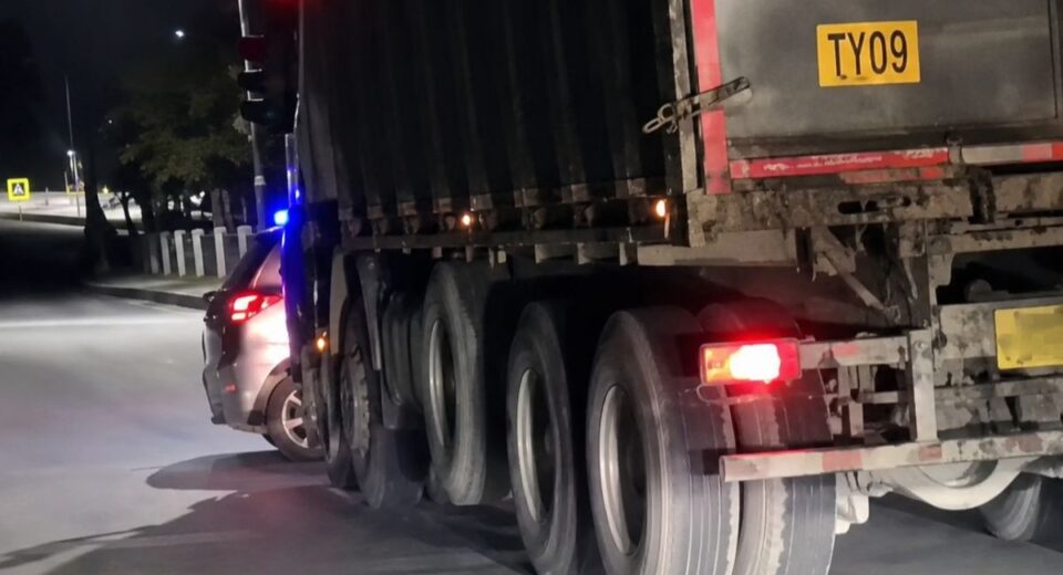 Hyva Truck Dragged the Car for 200 Meters on Palasuni Bridge