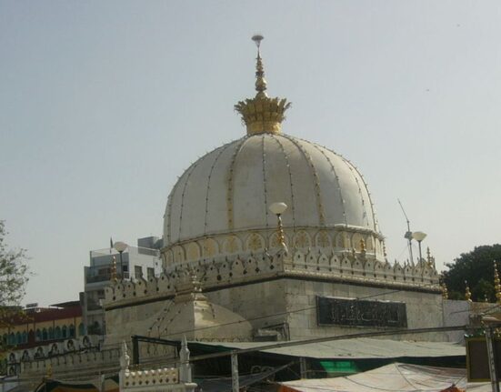 Mentally Unstable Boy jumped into the Badi Deg at Ajmer Sharif Dargah, Beaten by Crowd Brutally