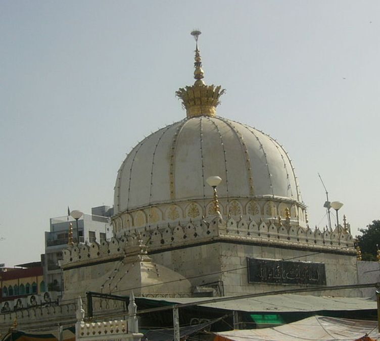 Mentally Unstable Boy jumped into the Badi Deg at Ajmer Sharif Dargah, Beaten by Crowd Brutally