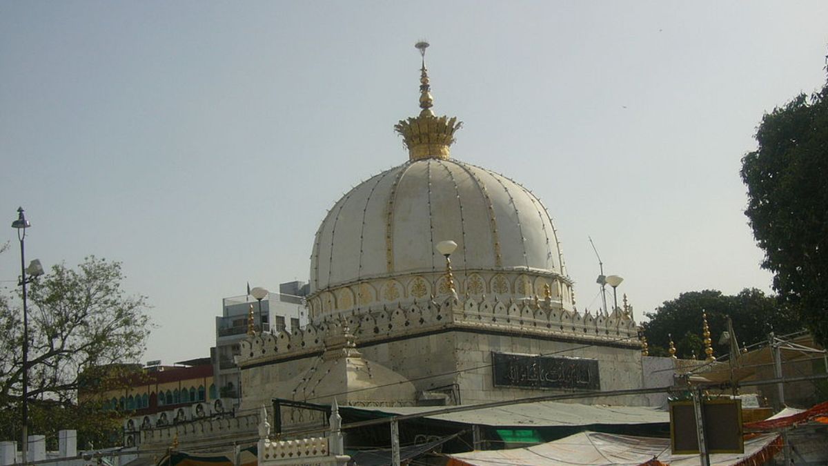 Mentally Unstable Boy jumped into the Badi Deg at Ajmer Sharif Dargah, Beaten by Crowd Brutally