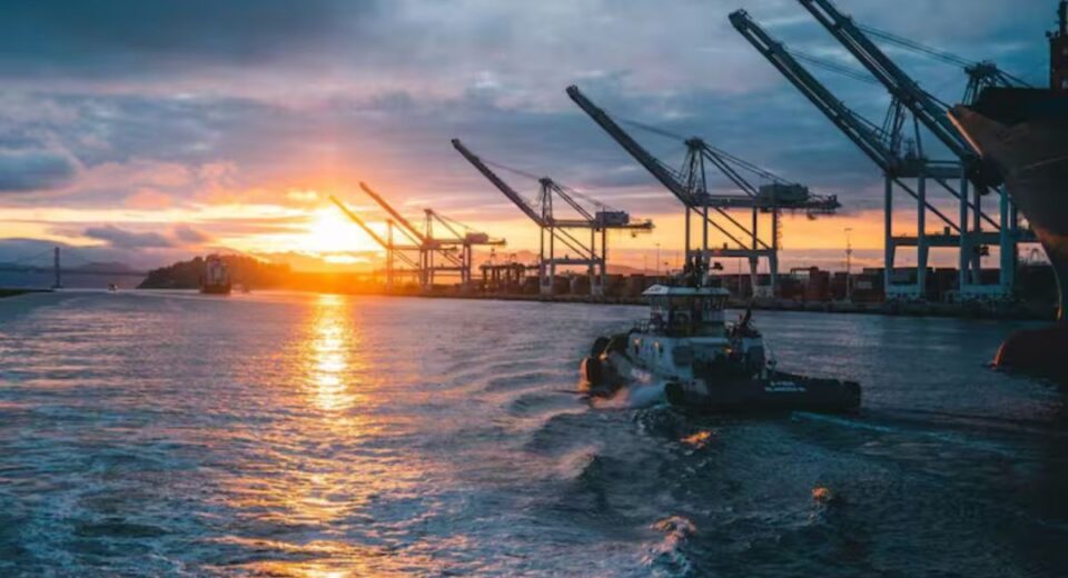 Oil Prices Drop Nearly 3% on Strait of Hormuz Relief Hopes, Remain Above $100